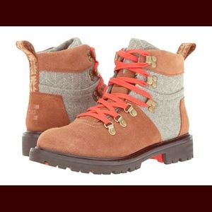 NWOT Tom's Summit Boots